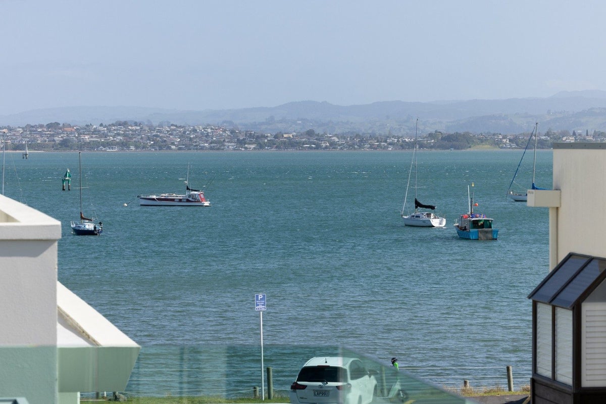 1B The Mall, Mount Maunganui - Carousel 1