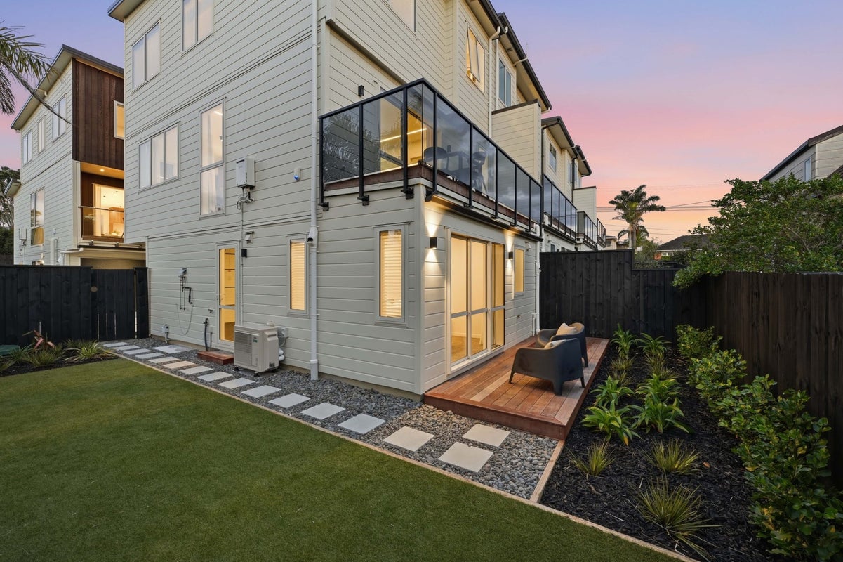 5/3 Corrella Road, Belmont, Auckland - Carousel 1