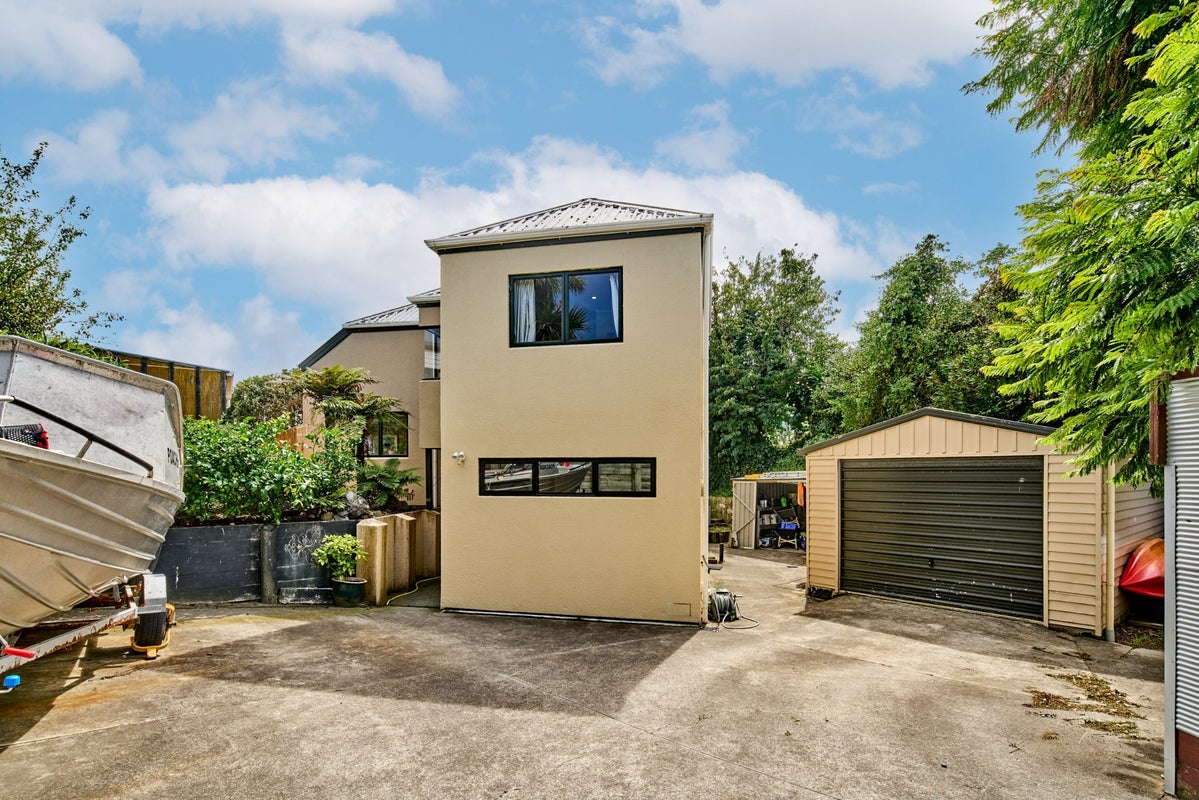 7B Gray Avenue, Paraparaumu Beach, Paraparaumu - Carousel 1
