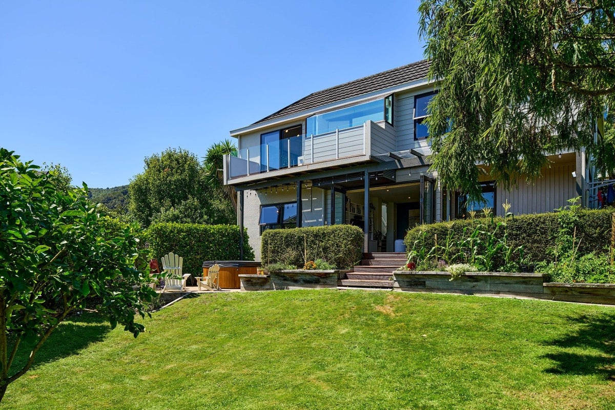 8 Cheviot Road, Lowry Bay, Lower Hutt - Carousel 1