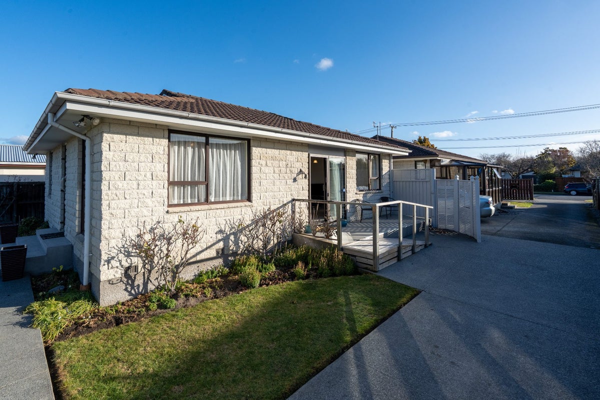 2/208 Grimseys Road, Redwood, Christchurch - Carousel 1
