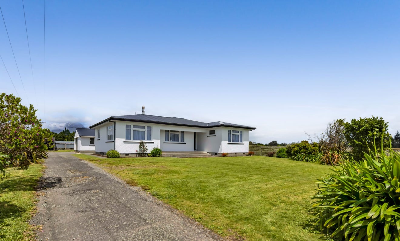 1138 Junction Road, Egmont Village, Inglewood - Carousel 1