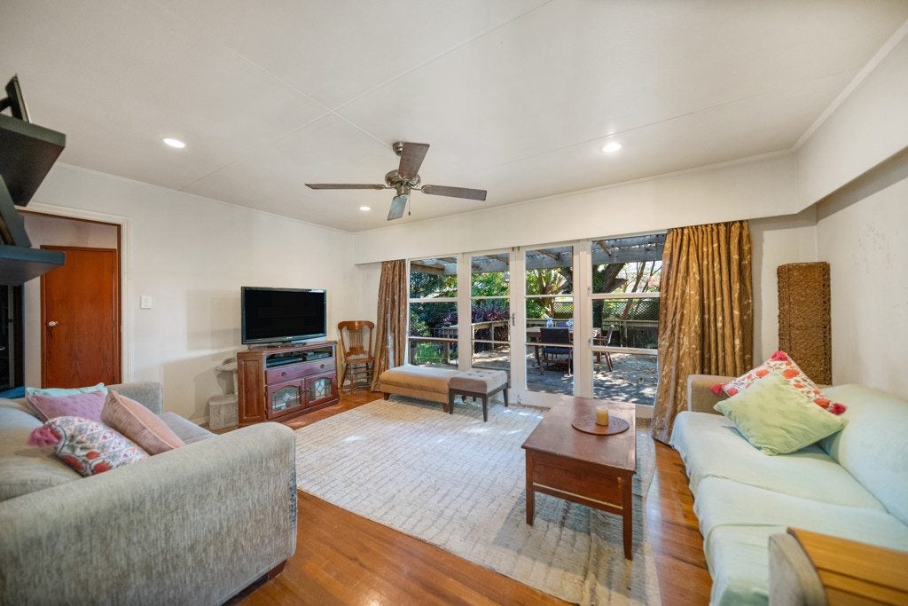 21 Racecourse Road, Waiuku, Waiuku - Carousel 2