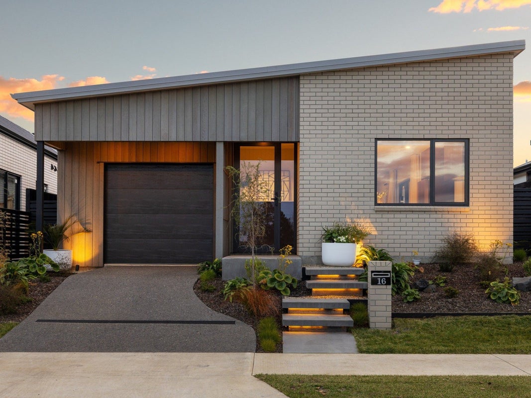16 Lumino Terrace, Peacocke, Hamilton - Carousel 1