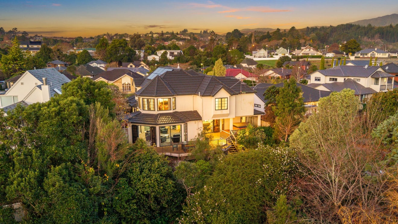 29 Clearwater Terrace, Brown Owl, Upper Hutt - Carousel 1