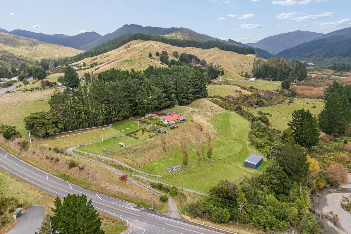 1712 State Highway 2, Kaitoke, Upper Hutt - Carousel 1
