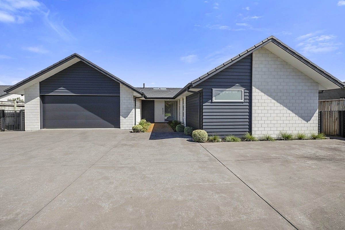 7 Tupare Place, Highlands Park, New Plymouth - Carousel 1