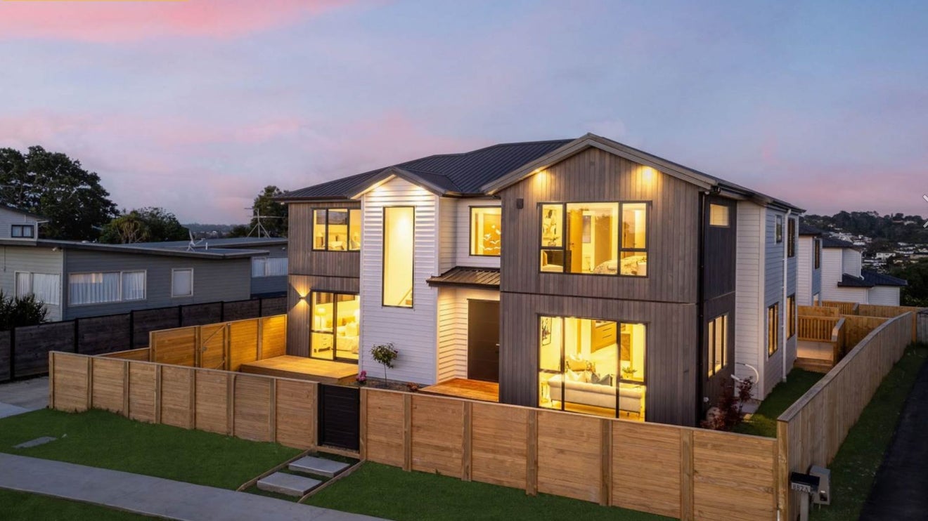 880 East Coast Road, Northcross, Auckland - Carousel 1