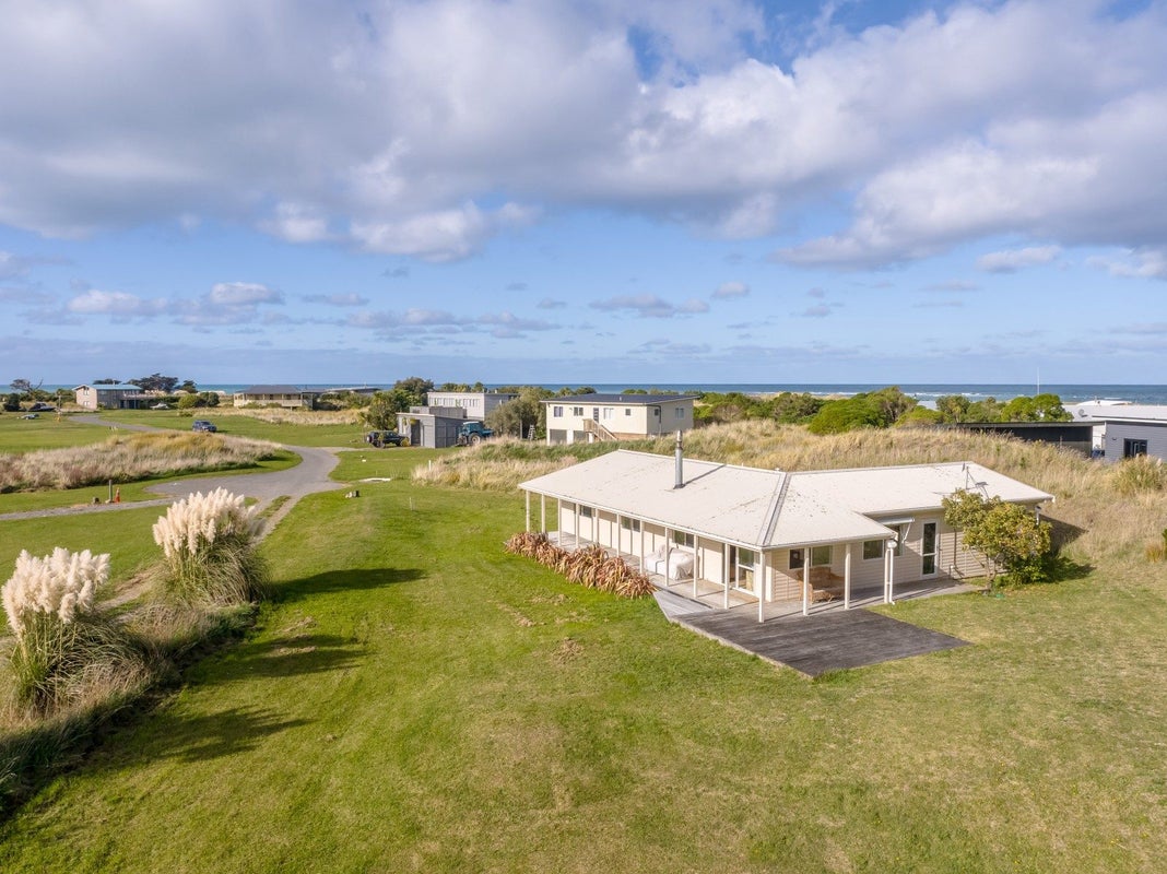 17 Nunu Drive, Flat Point - Carousel 1