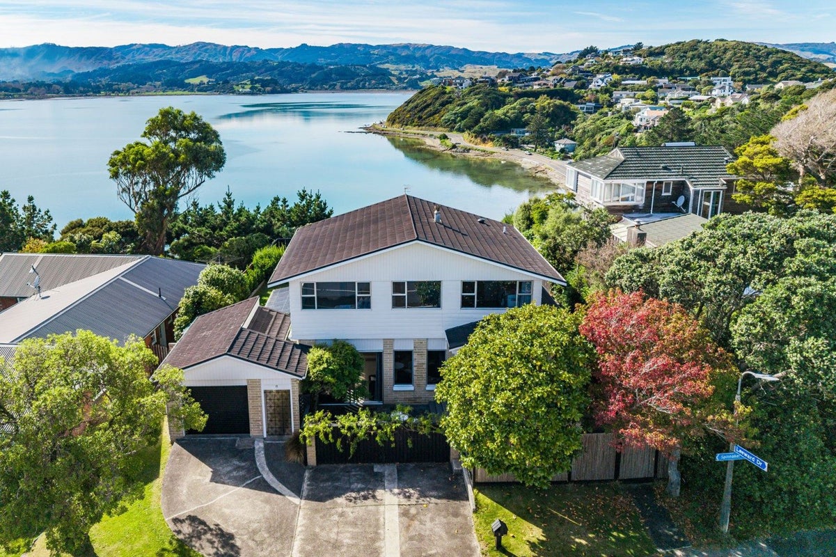 11 Spinnaker Drive, Whitby, Porirua - Carousel 1