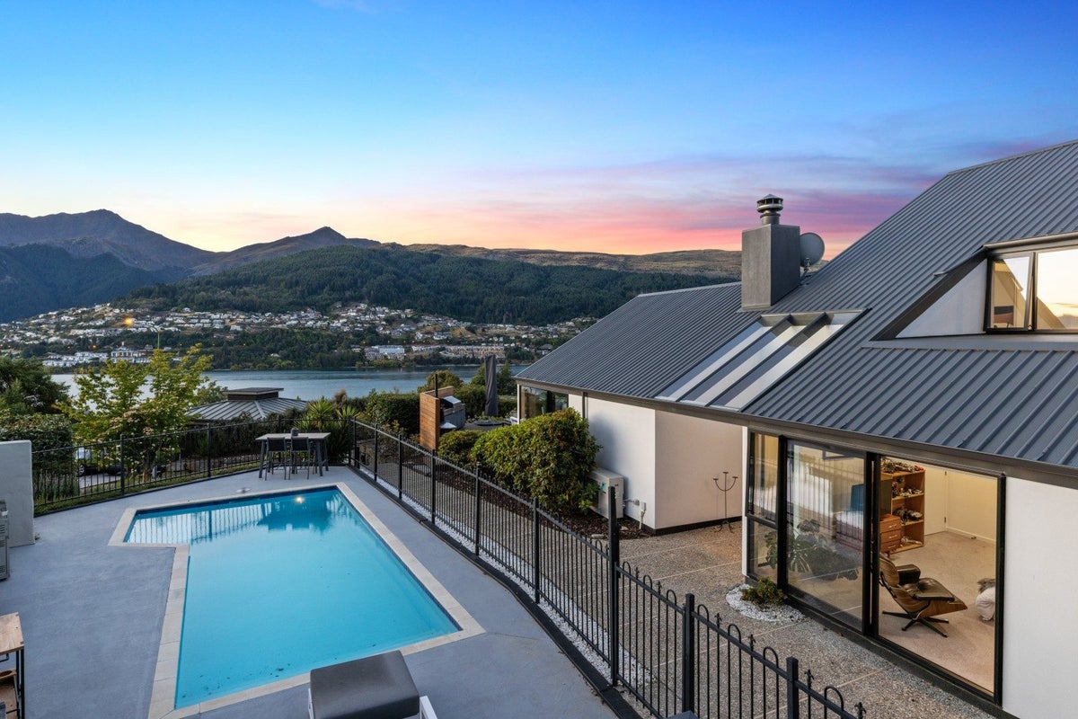 8 Elizabeth Place, Kelvin Heights, Queenstown - Carousel 1