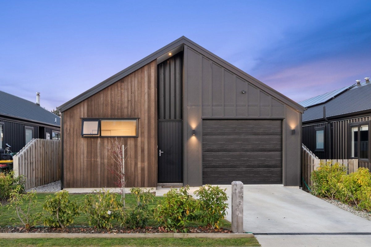 25 Cairnmuir Street, Wanaka - Carousel 1