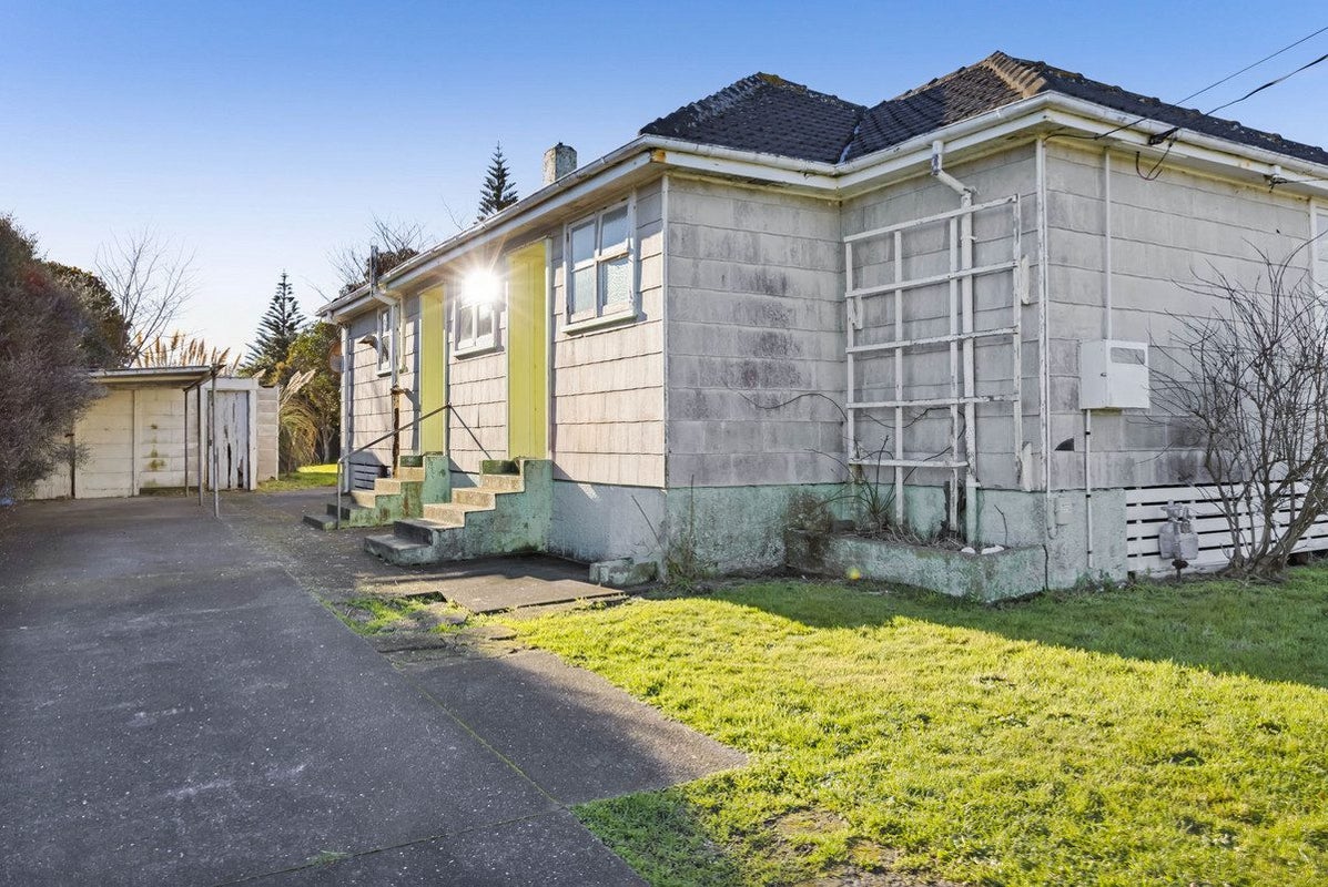 6 Acourt Street, Hawera - Carousel 2