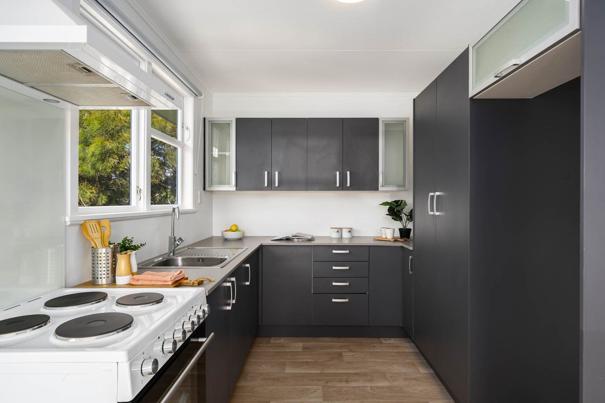 33 Castor Crescent, Cannons Creek, Porirua, Wellington - Carousel 2