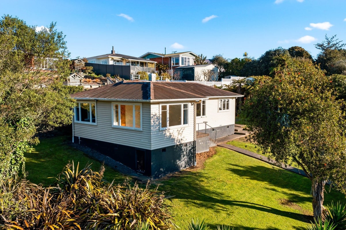 16 Tarrangower Avenue, Taumarunui, Taumarunui - Carousel 1