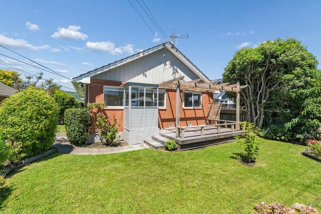 1/5 Rosebank Avenue, Avalon, Lower Hutt - Carousel 1