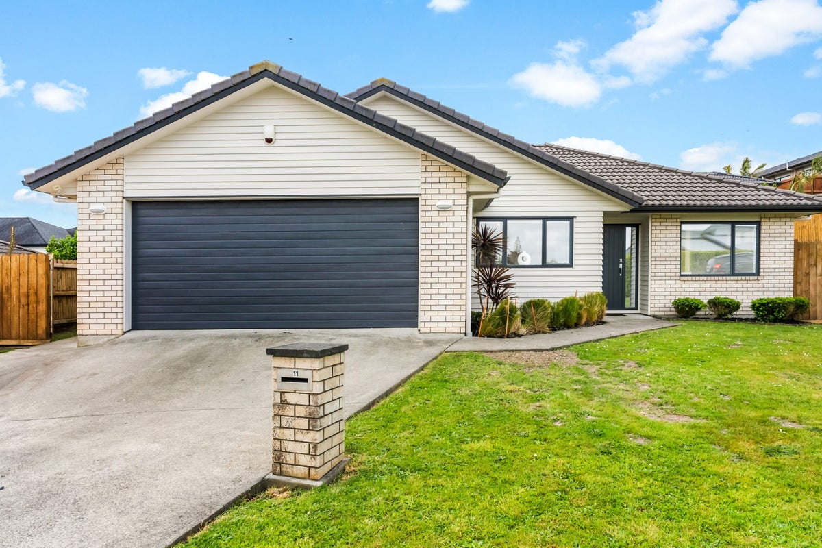 11 Karika Place, Massey, Auckland - Carousel 1
