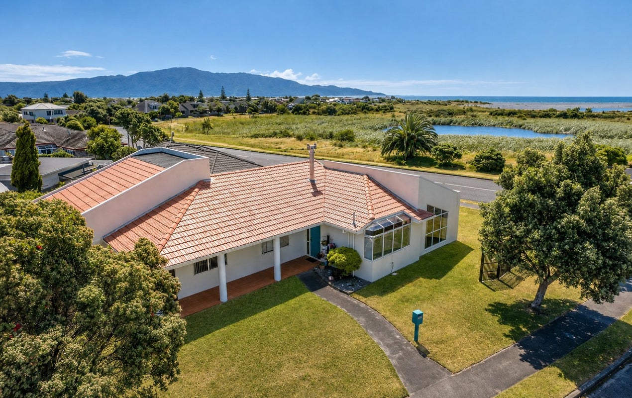 304 Manly Street, Paraparaumu Beach, Kapiti Coast, Wellington - Carousel 1