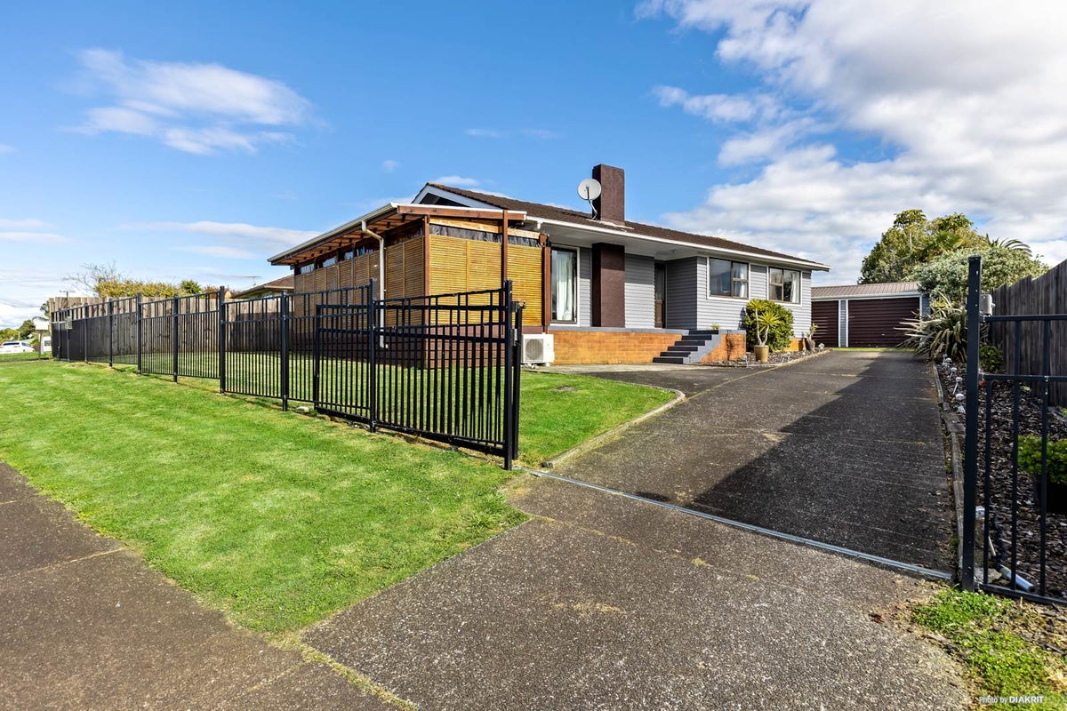 26 Lyncroft Street, Mangere East, Auckland - Carousel 1