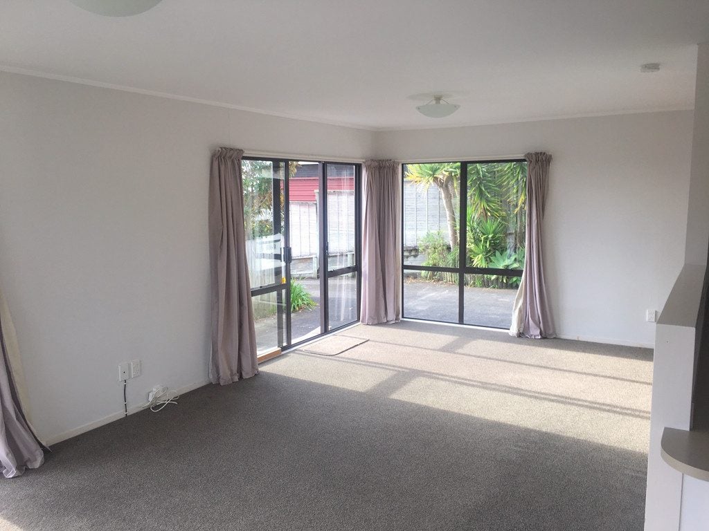 2/8 Mira Place, Windsor Park, Auckland - Carousel 2
