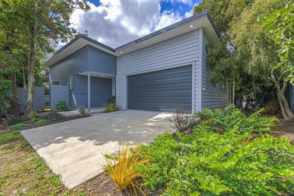 5A Aokautere Drive, Fitzherbert, Palmerston North - Carousel 1