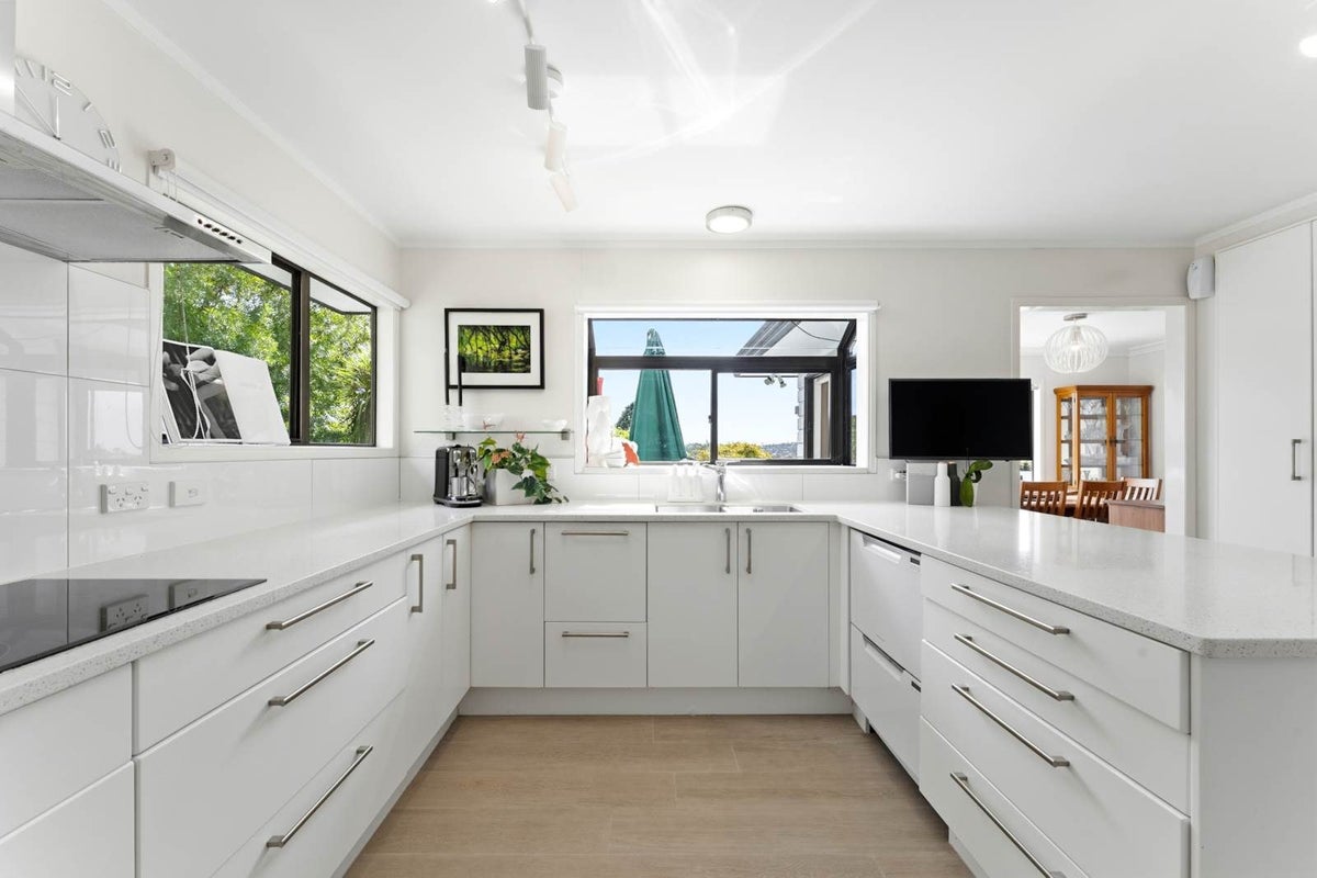 51 Redwing Street, Browns Bay, Auckland - Carousel 2