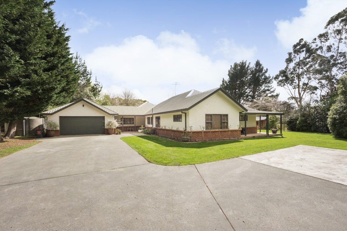 320 Aokautere Drive, Palmerston North - Carousel 2