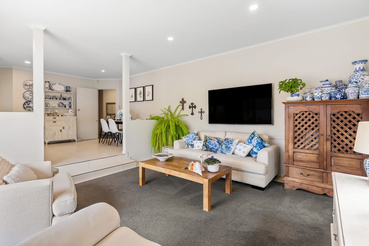 1/20 Solana Court, Botany Downs, Auckland - Carousel 2