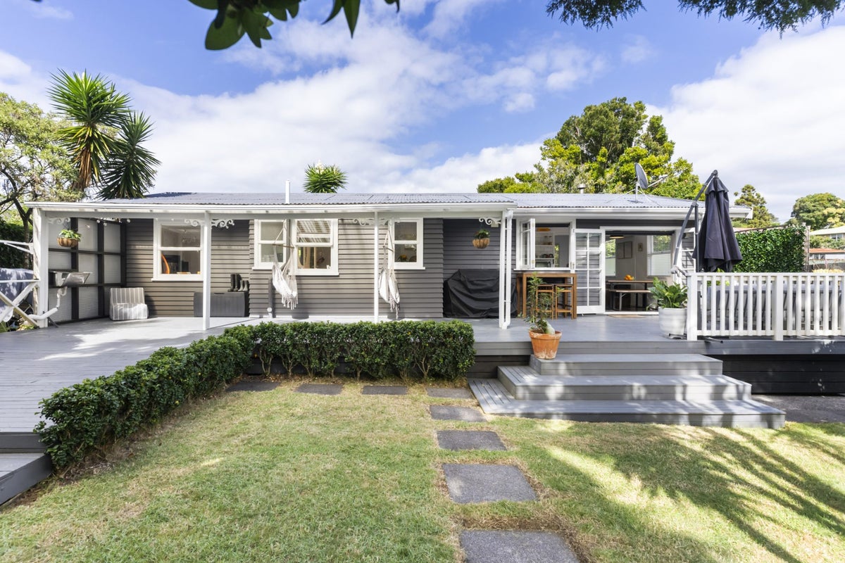 52 Tahi Terrace, Glen Eden, Auckland - Carousel 1