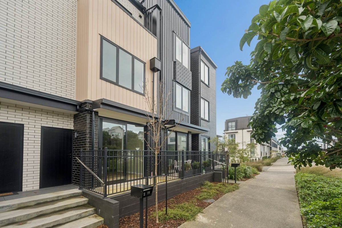2/19 Windlass Street, Long Bay, Auckland - Carousel 1