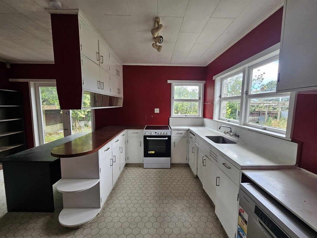 1217 Willowpark Road North, Mayfair, Hastings - Carousel 2