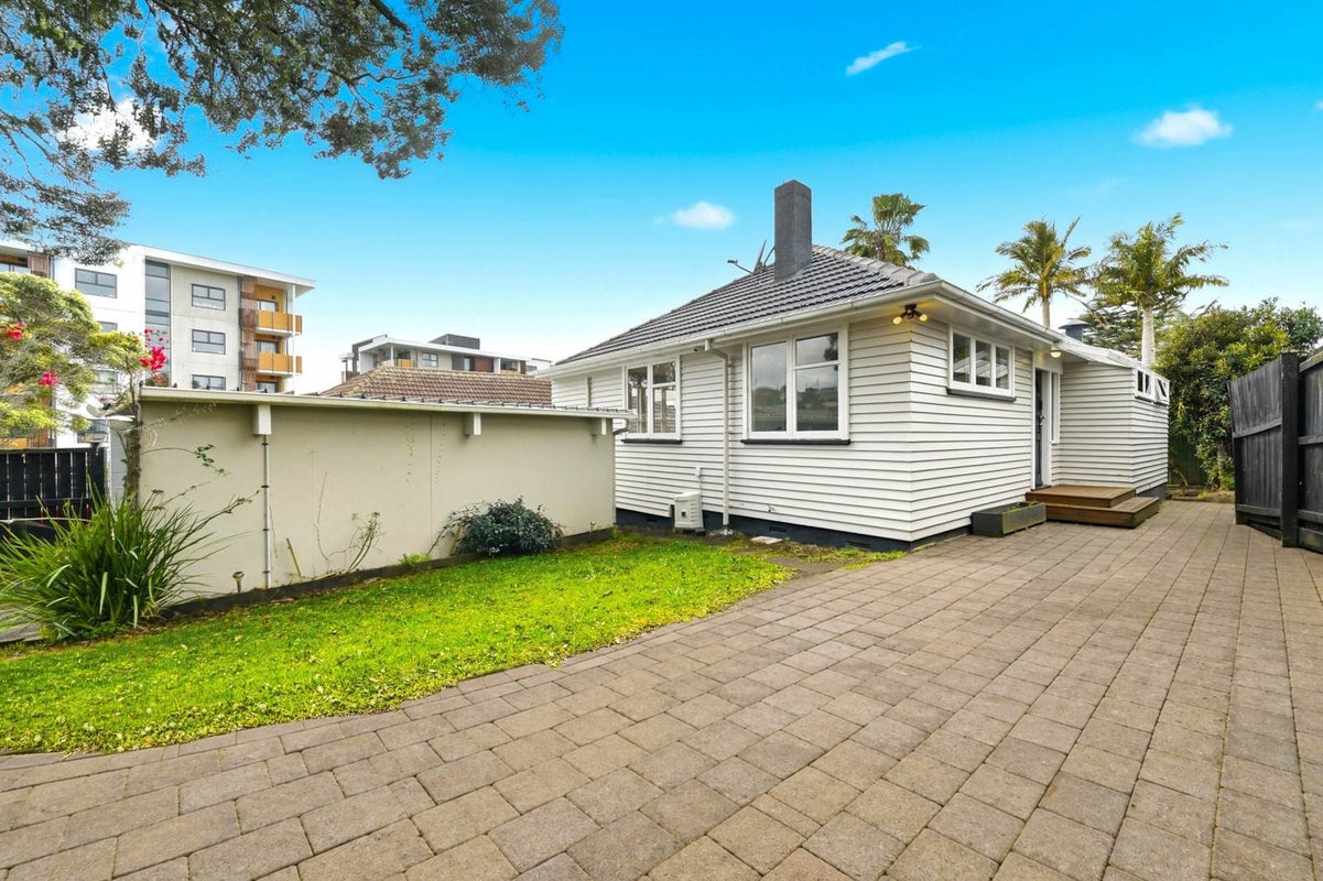9 Potter Avenue, Northcote, Auckland - Carousel 1