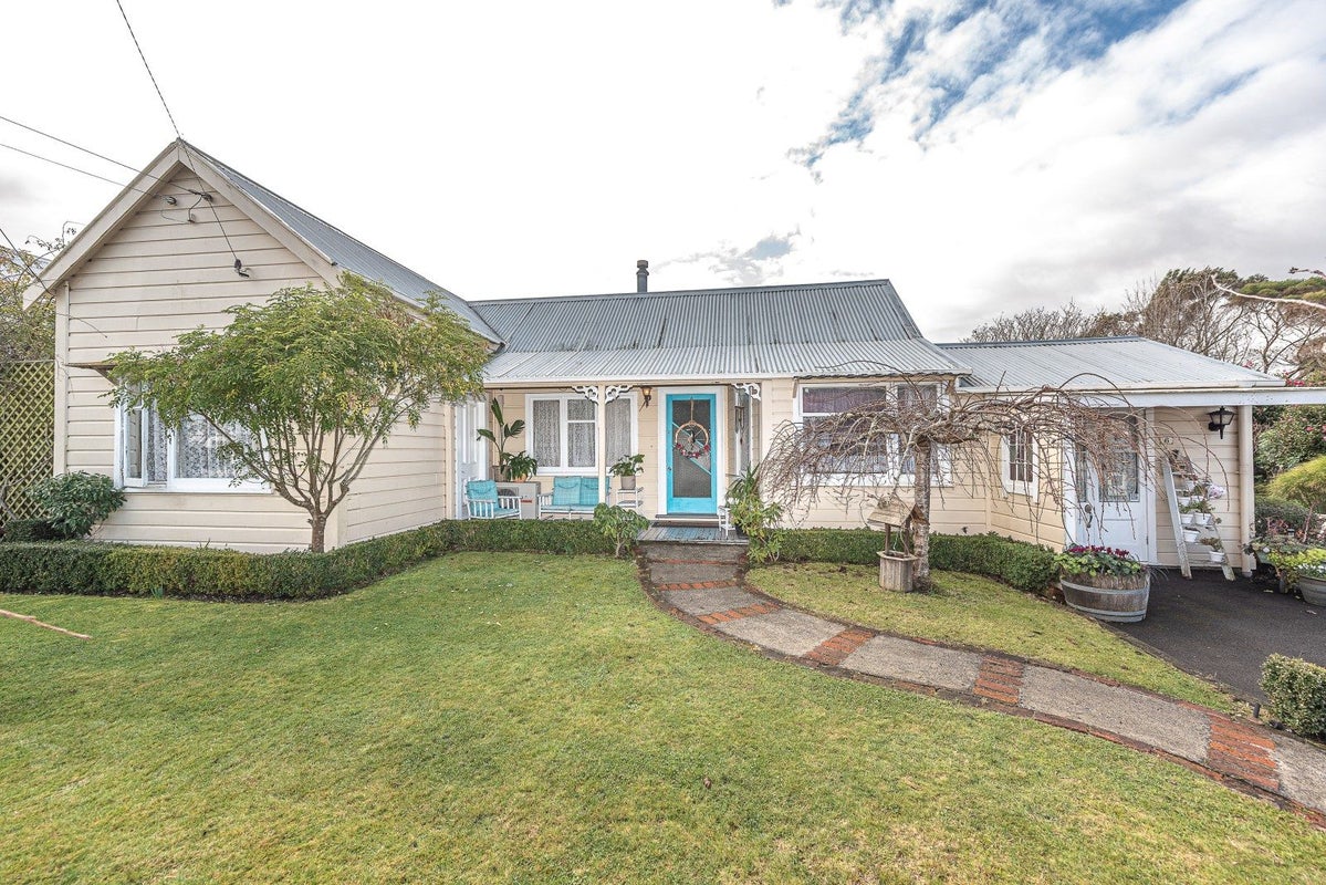 6 Gibson Street, Aramoho, Whanganui - Carousel 1