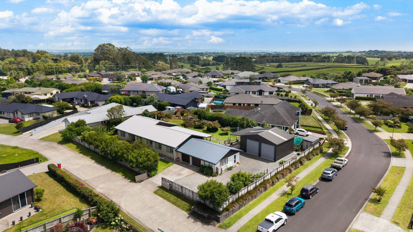 2 Tavarnya Way, Patumahoe, Pukekohe - Carousel 1