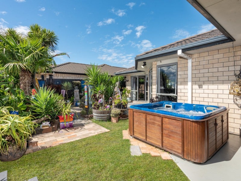 20 Waterford Park Drive, Papamoa Beach, Papamoa - Carousel 1