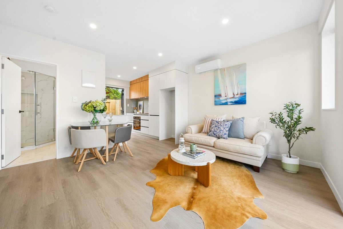 2/92 Titirangi Road, New Lynn, Auckland - Carousel 1