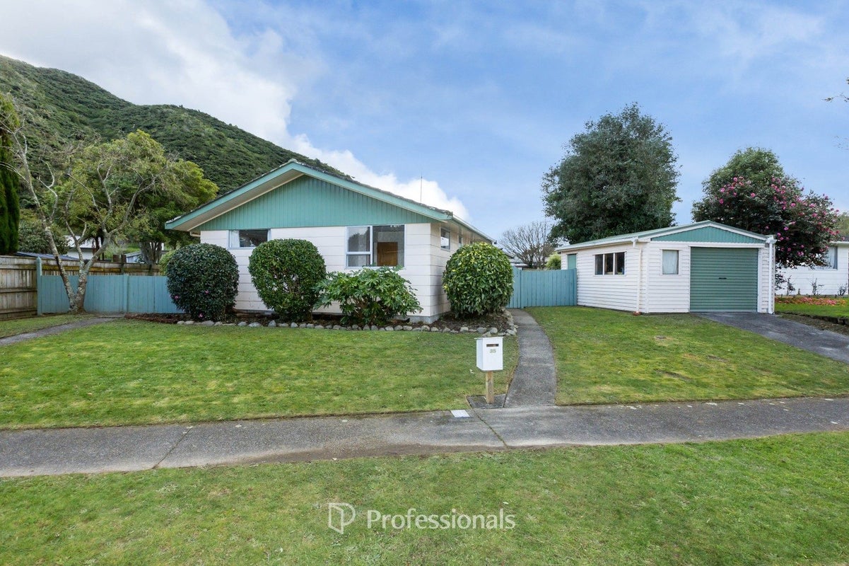 35 Larchmont Grove, Totara Park, Upper Hutt - Carousel 1