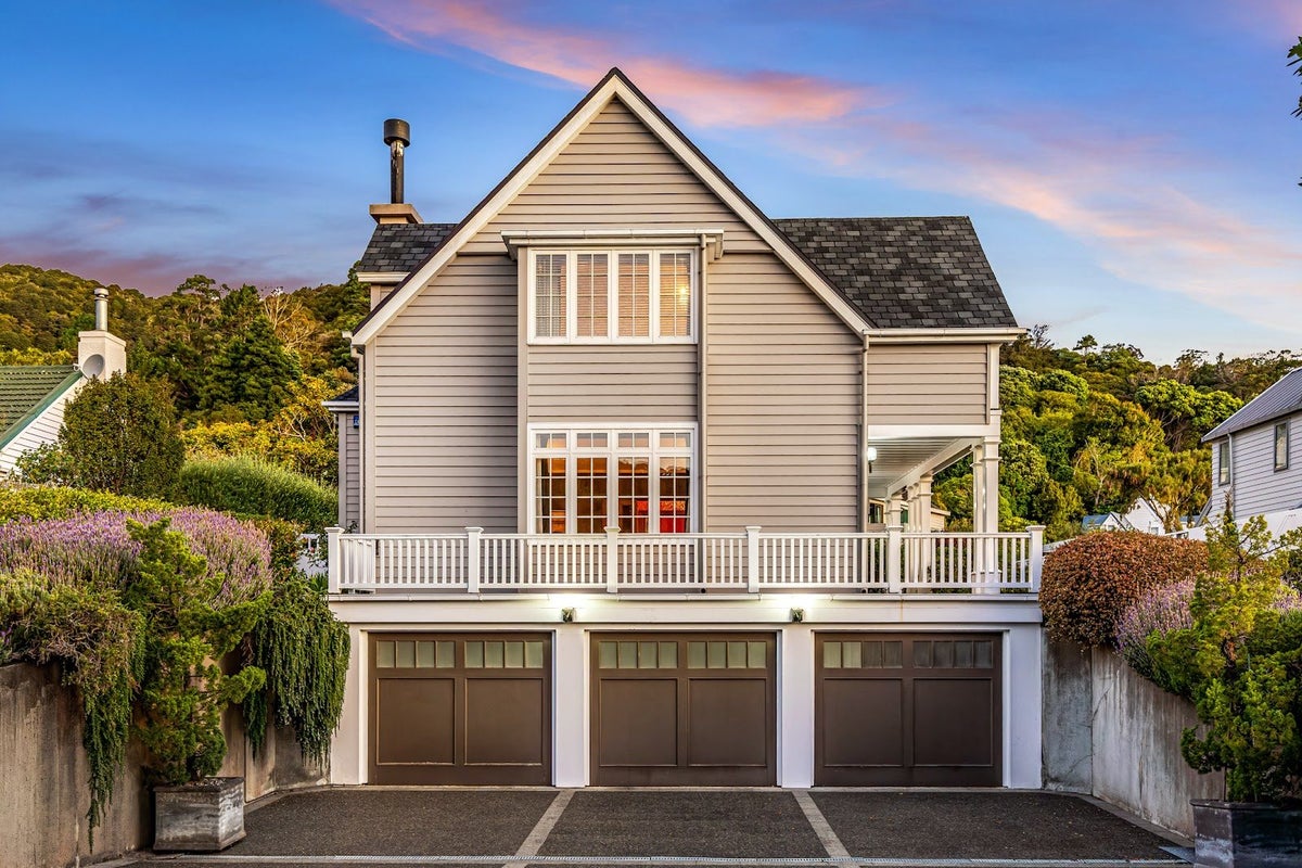 6 Cheviot Road, Lowry Bay, Lower Hutt - Carousel 1