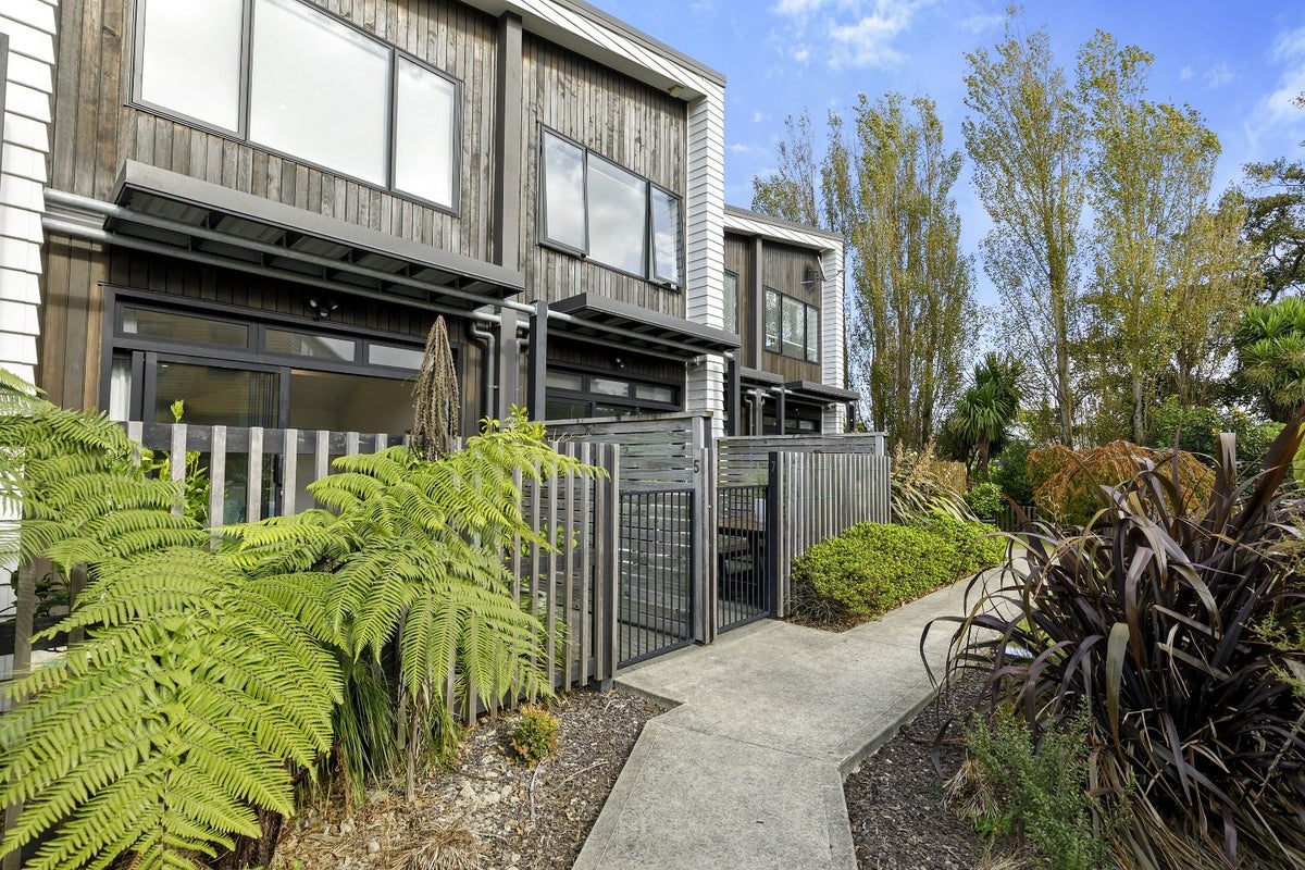 5 Glen Evans Crescent, Fairfield, Lower Hutt - Carousel 2