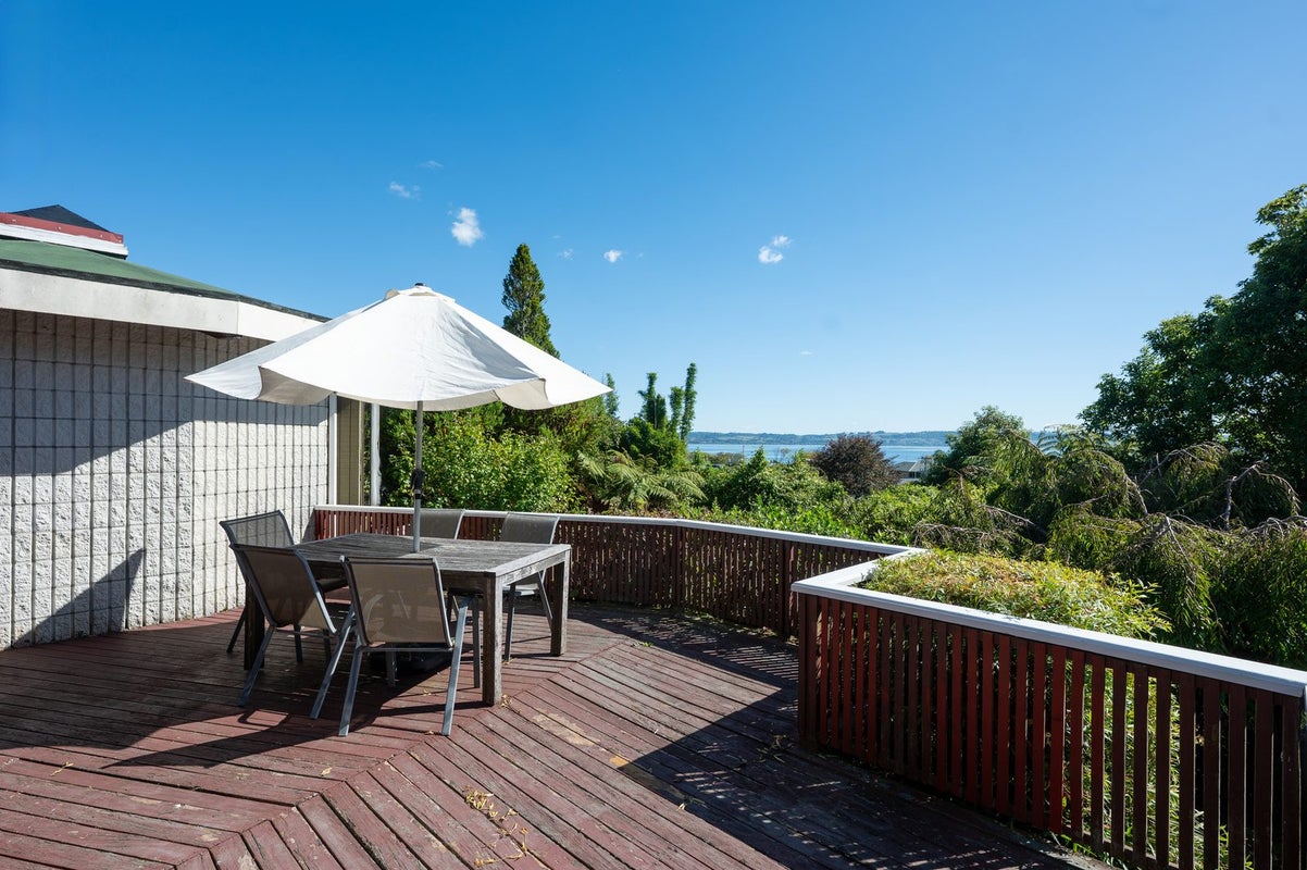 11 Aquarius Drive, Kawaha Point, Rotorua - Carousel 1