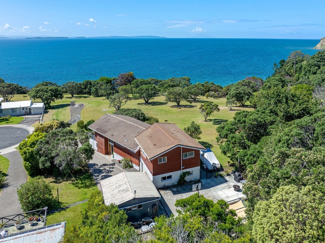 121 Pacific Parade, Army Bay, Whangaparaoa - Carousel 1