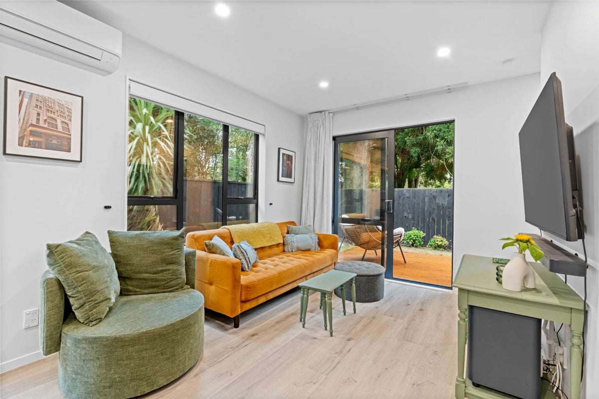 5/47 Beach Road, Te Atatu Peninsula, Auckland - Carousel 2