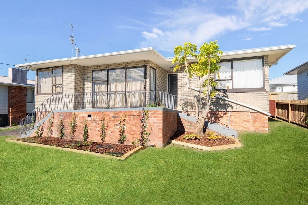 7 Cobham Crescent, Kelston, Auckland - Carousel 2