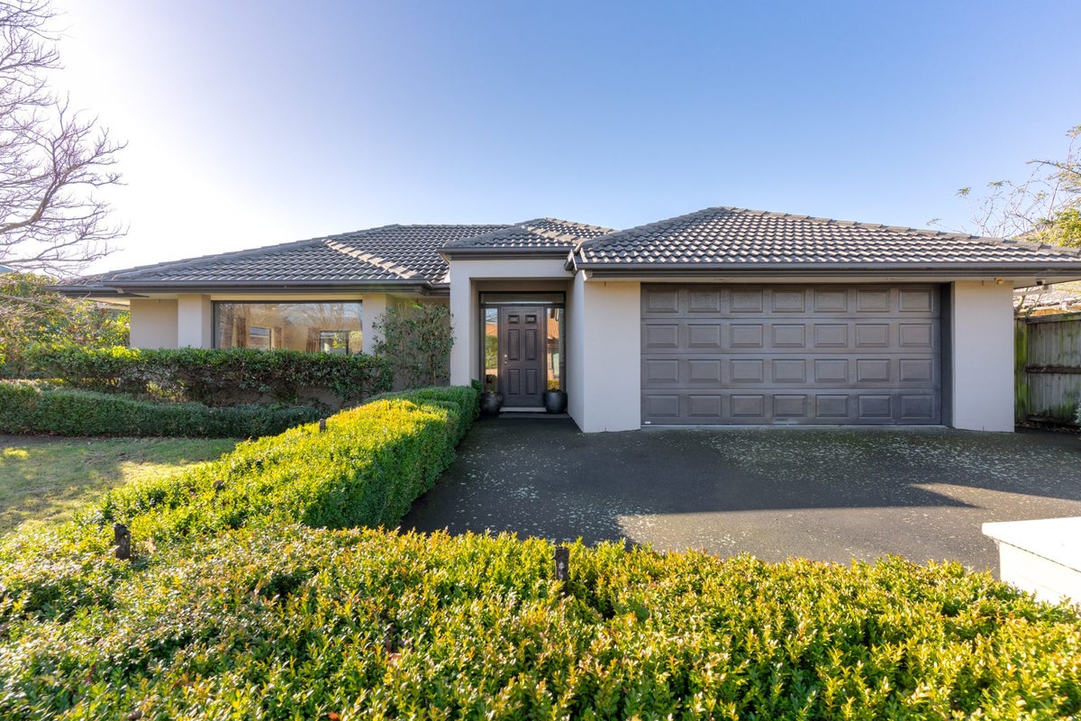 6 Kinsella Crescent, Aidanfield, Christchurch - Carousel 1