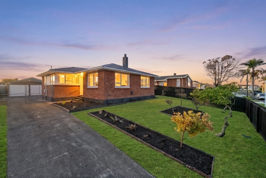 18 Courtenay Crescent, Mangere East, Auckland - Carousel 1