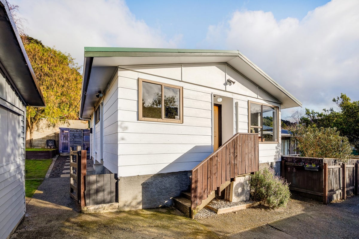 9B Crystal Grove, Birchville, Upper Hutt - Carousel 1