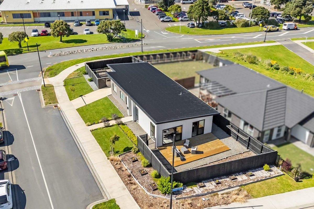 1 Taraiti Crescent, Kenepuru, Porirua - Carousel 1