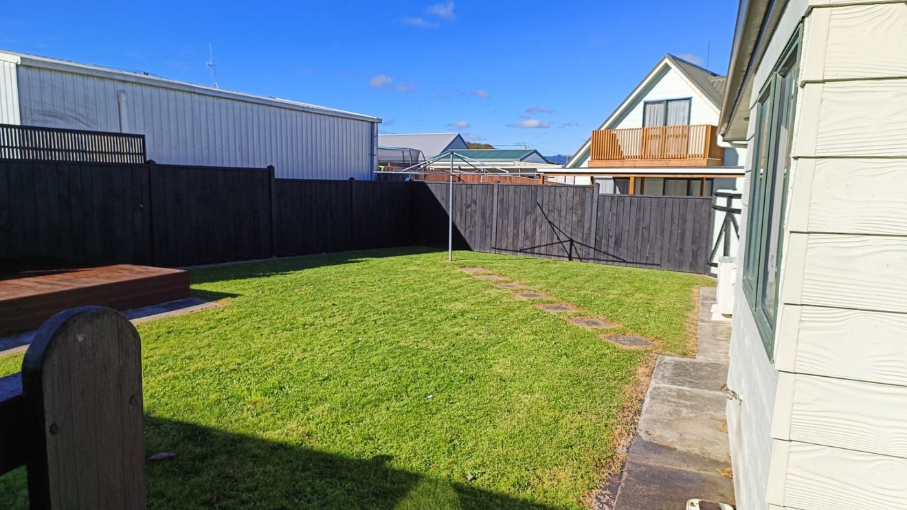 38 Dahlstrom Grove, Kelvin Grove, Palmerston North - Carousel 11