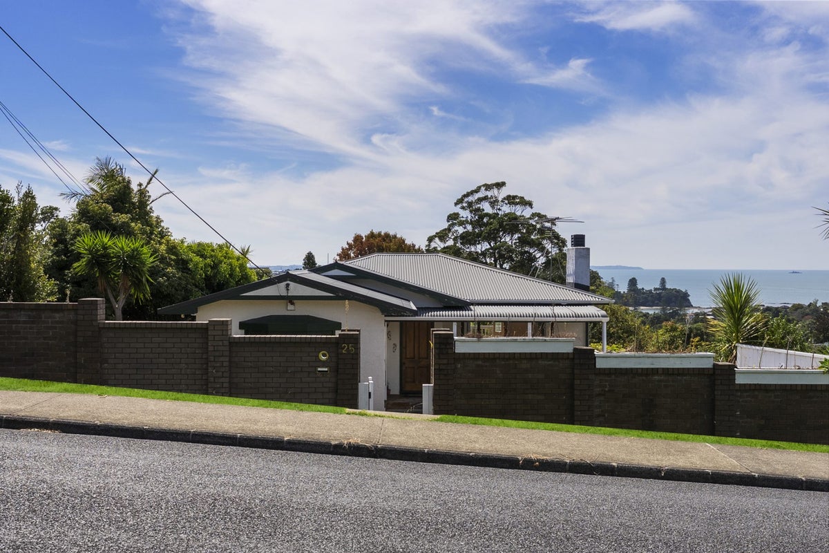 1/25 Mizpah Road, Waiake, Auckland - Carousel 2