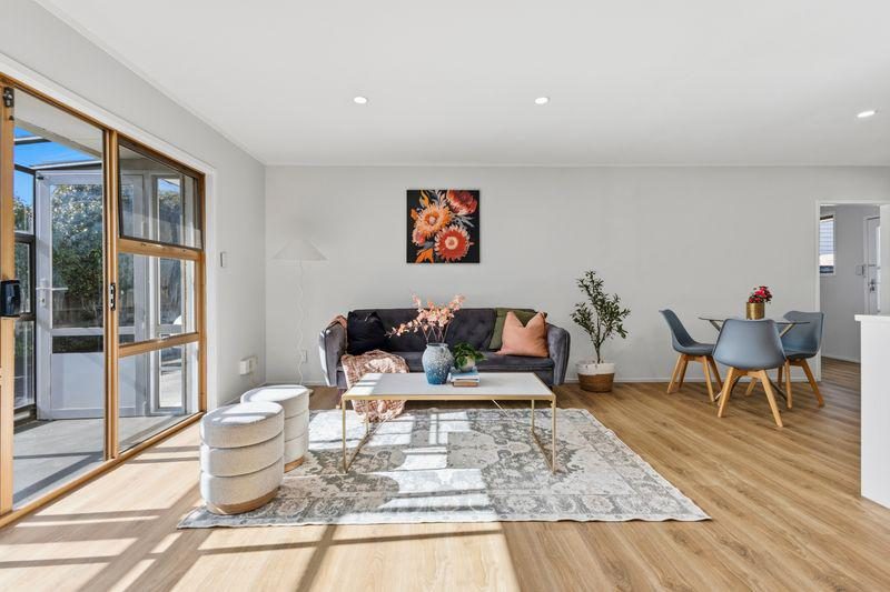 2/7 Elizabeth Avenue, Papatoetoe, Auckland - Carousel 1